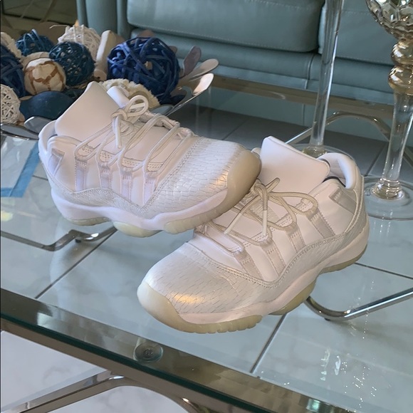 jordan 11 frost white